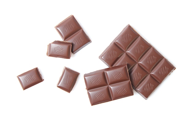 Trozos de chocolate aislado en primer plano blanco