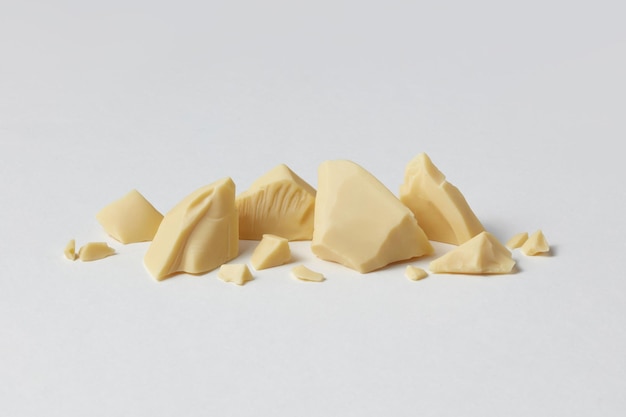 Trozos de chocolate blanco orgánico sobre fondo liso