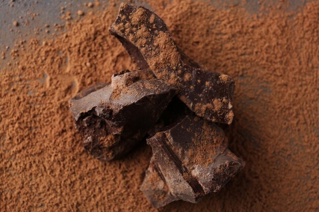 Trozos de chocolate con cacao en polvo closeup