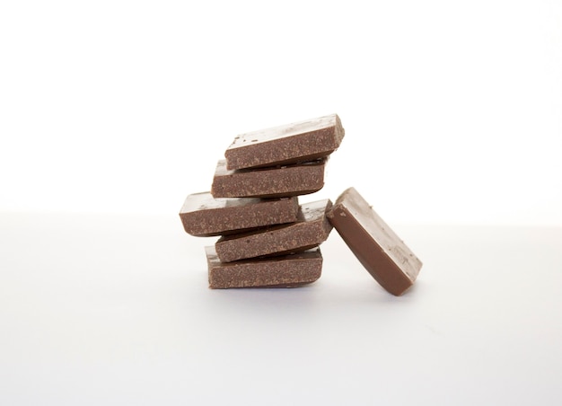 Trozos de chocolate con leche apilados uno encima del otro