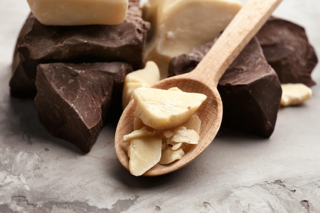 Trozos de chocolate negro y blanco sobre fondo gris