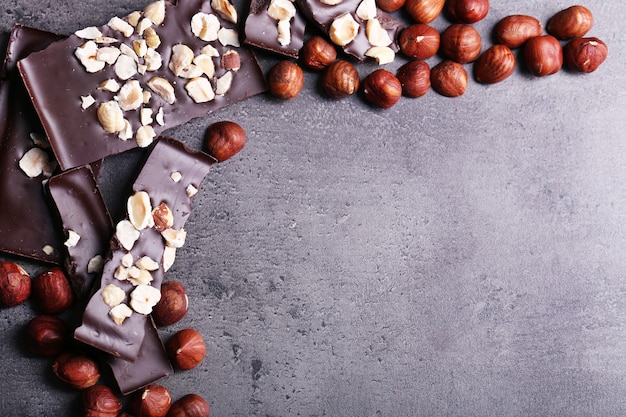 Trozos de chocolate negro y nueces sobre gris oscuro