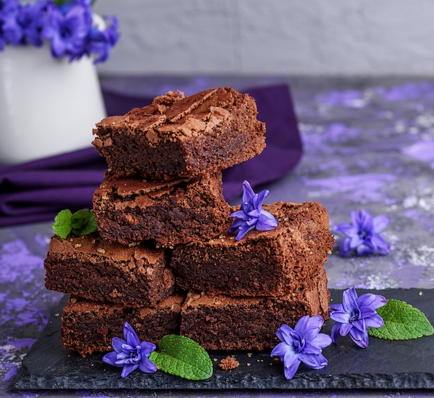 Trozos de chocolate de pastel de brownie