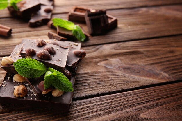 Trozos de chocolate rotos con menta en la mesa