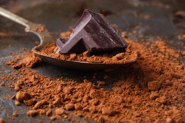 Trozos de chocolate sobre una superficie de madera oscura