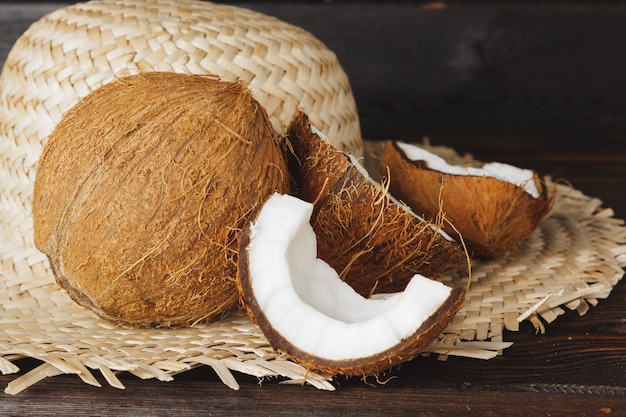 Trozos de coco agrietados en la pared de madera oscura