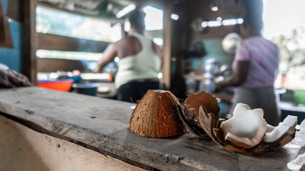 Foto trozos de coco en primer plano en la cocina de una humilde caribeña y afrodescendiente