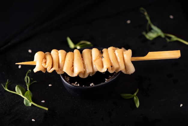 Trozos de colmar a la plancha en salsa de soja y sésamo en pizarra