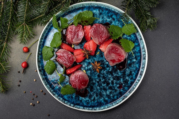 trozos crudos de carne con especias en un plato azul