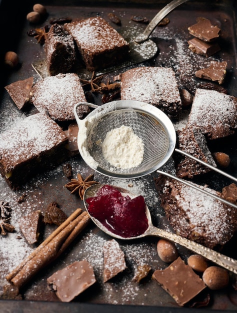 trozos cuadrados horneados de brownie de chocolate espolvoreados con azúcar en polvo sobre la mesa