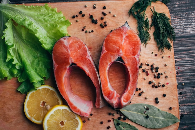 Trozos de filete de pescado rojo en rodajas, salmón crudo fresco sobre una tabla de madera