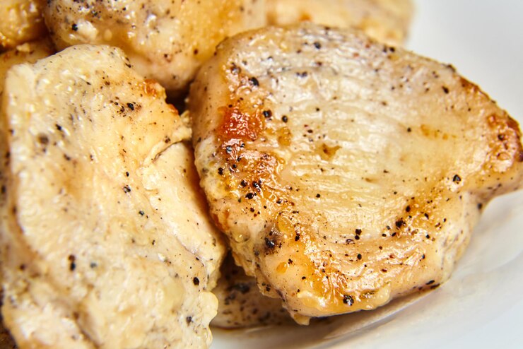 Trozos de filete de pollo frito espolvoreado con pimienta negra