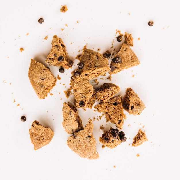 Foto trozos de galleta con gotas de chocolate