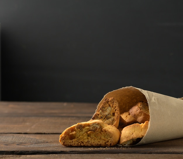 Trozos de galletas biscotti italianas al horno, mesa de madera, espacio de copia