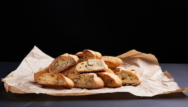 Foto trozos de galletas de biscotti navideñas italianas horneadas en un papel arrugado marrón