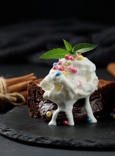 Trozos horneados de pastel de brownie de chocolate sobre una mesa negra