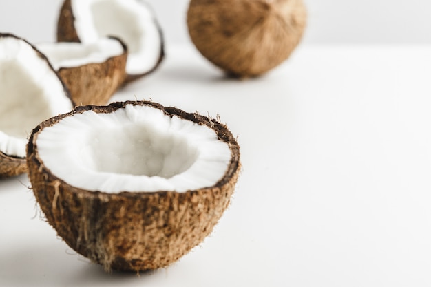 Trozos maduros de coco en blanco, copia espacio