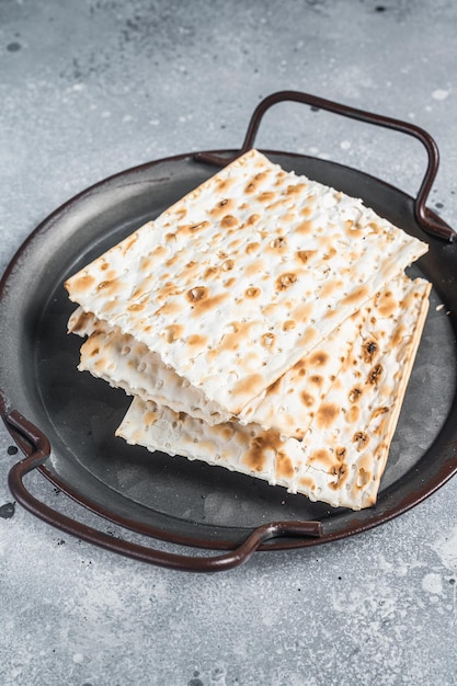 Trozos de matzá en una bandeja de acero vintage Fondo gris Vista superior