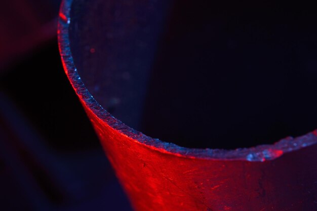 Trozos de metal Macro iluminado en rojo y azul