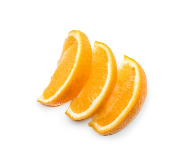 Trozos de naranja sabrosa sobre blanco