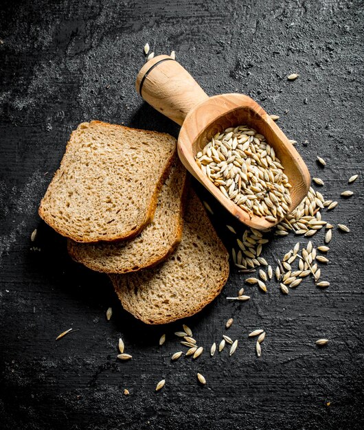 Foto trozos de pan de centeno con grano