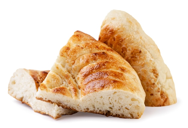 Trozos de pan de pita sobre un fondo blanco aislado