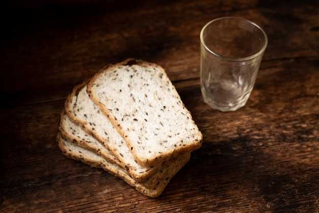 Trozos de pan con semillas sobre un fondo de madera Pan saludable saludable Comida saludable