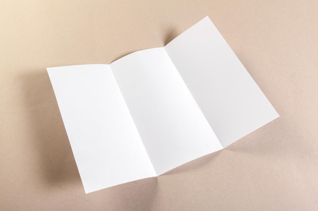 Foto trozos de papel en blanco para maquetas sobre un fondo beige