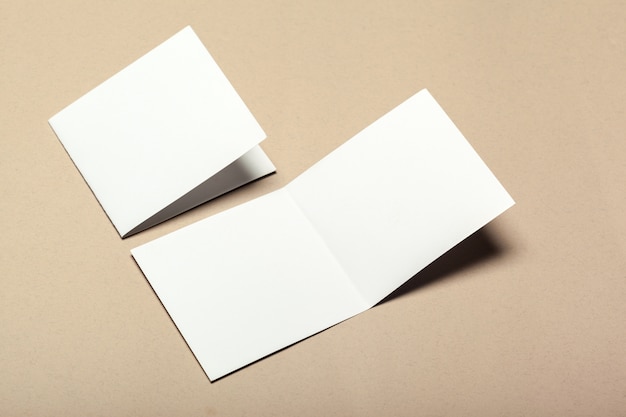 Trozos de papel en blanco sobre una superficie beige