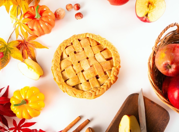 Trozos de pastel de manzana y calabaza de otoño casero tradicional estadounidense para el día de Acción de Gracias o Halloween Vista superior