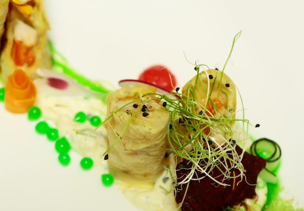 Trozos de pastel de pescado hojaldrado