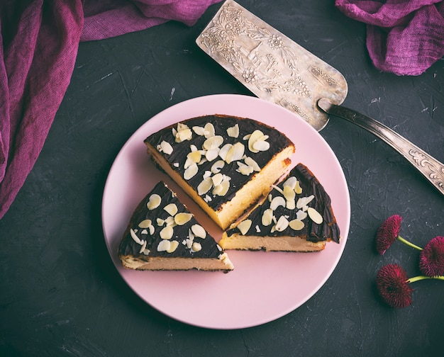 Trozos de pastel de queso con chocolate en un plato rosa