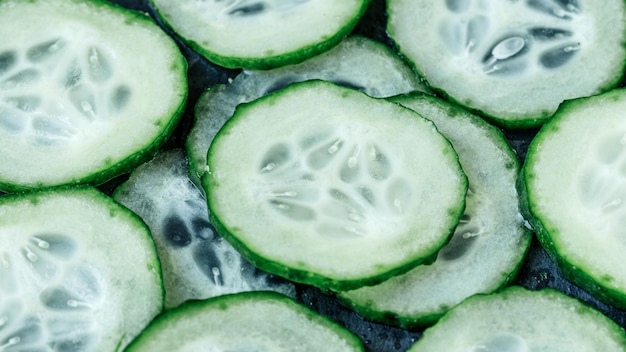 Trozos de pepino verde círculos fotografía macro verduras para una dieta saludable