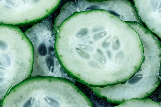 Trozos de pepino verde círculos fotografía macro verduras para una dieta saludable