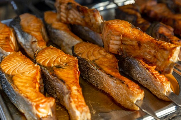 Trozos de pescado frito rojo en el mostrador de la calle Comida callejera popular y molesta Primer plano