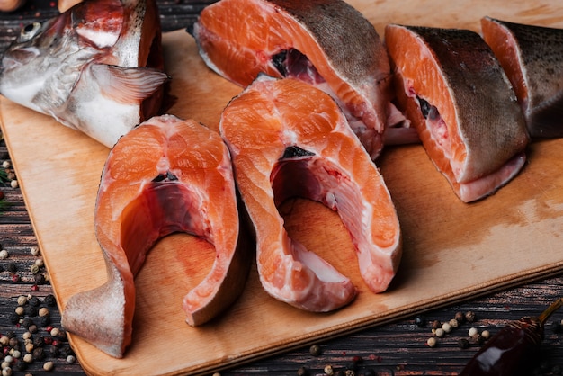 Trozos de pescado rojo en el tablero sobre la mesa