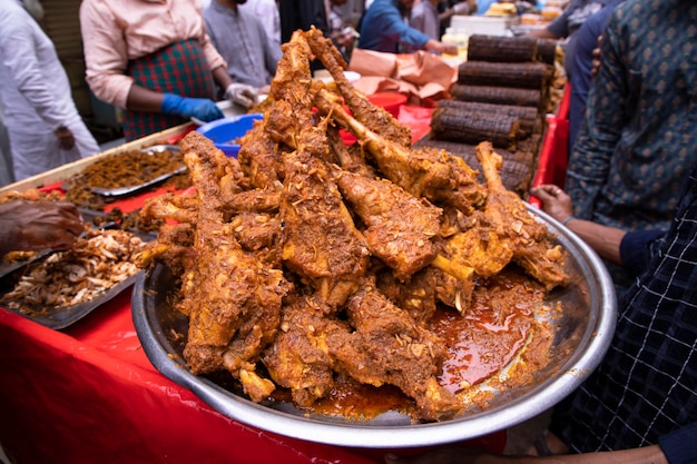 Trozos de pierna asada de cordero en un mercado de comida callejera en Dhaka, Bangladesh