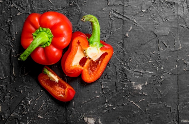 Trozos de y un pimiento dulce anfitrión