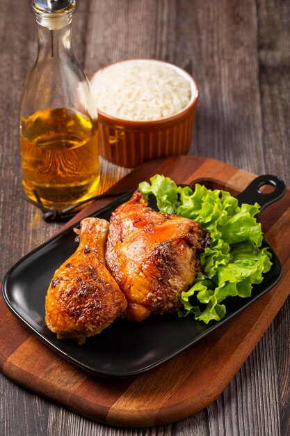 Trozos de pollo asado con ensalada de lechuga