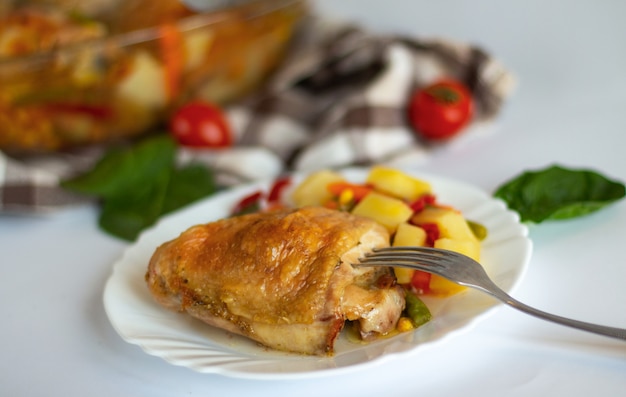 Foto trozos de pollo asado con verduras en el plato