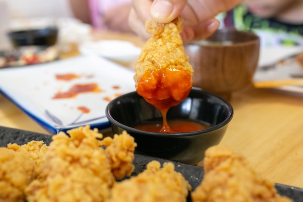 trozos de pollo frito con ketchup.