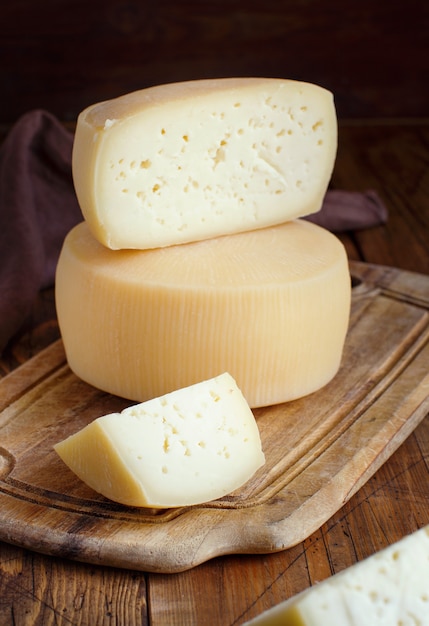 Foto trozos de queso casero fresco en una placa de cerca