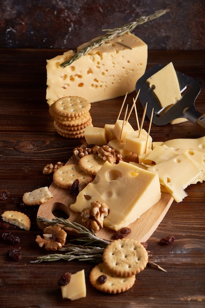 Trozos de queso, nueces, pasas, aperitivos para el vino. Apetitivo