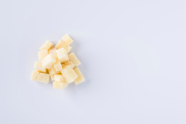 Foto trozos de queso de oveja sabroso sobre fondo blanco