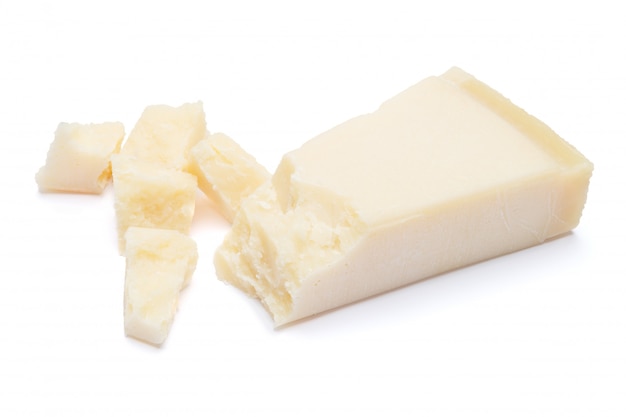 Trozos de queso parmesano en mesa blanca