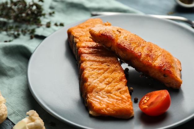 Trozos de sabroso salmón a la plancha en placa