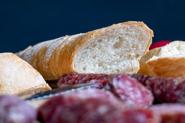 Trozos de salchicha de carne en rodajas yacen sobre una tabla de cortar carne de cerdo con tocino se seca y se marchita la carne está lista para comer