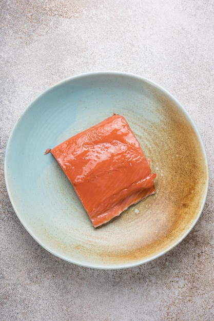 Foto trozos de salmón ahumado en un plato primer plano