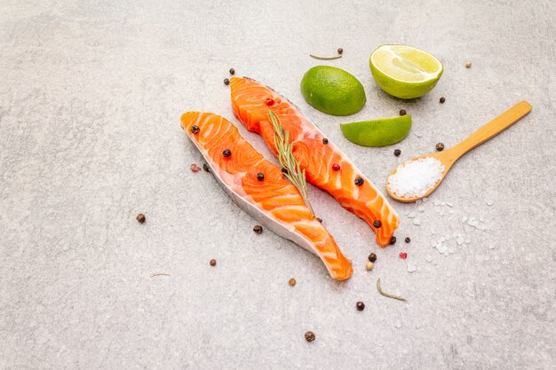 Trozos de salmón crudo con lima, romero, sal marina y pimienta