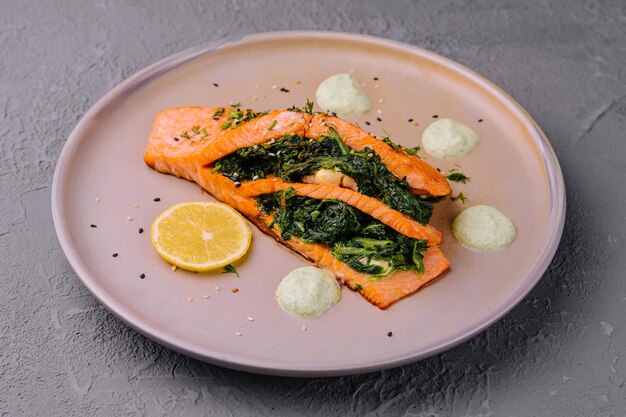 Trozos de salmón frito con eneldo y limón